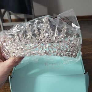 NIB Elegant Silver Tiara With Jewelry For Wedding Or Party